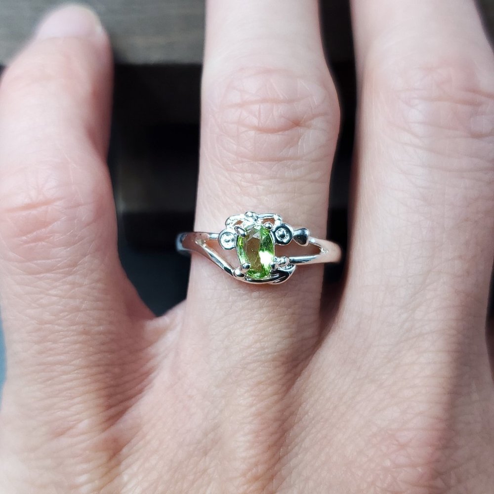 Size 8 Silver Tone Oval Green Crystal Anchor Ring